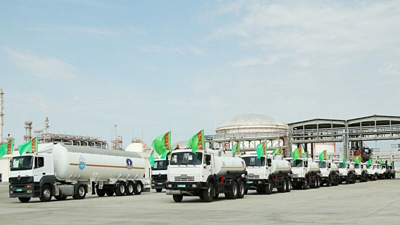 Türkmenistan ýurtdaky benzin gytçylygynyň fonunda Owganystana 60 tonna ýangyç iberdi