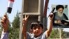 Un copil irakian din Iran la o demonstrație împotriva ofensivei insurgențiilor suniți din Irak