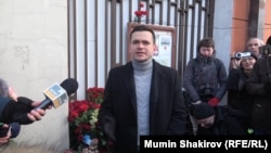 Оппозиционер Илья Яшин после возложения цветов к мемориальной табличке Бориса Немцова