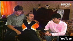 Аляксандр Лукашэнка з сынамі, кадр з відэа 1994 году