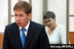 Надія Савченко та її адвокат Ілля Новіков під час засідання суду