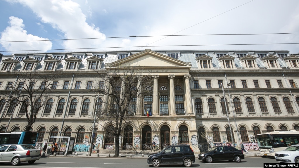 Facultățile umaniste de la Universitatea București au fost primele atacate comuniștii instalați în România de tancurile sovietice. Profesori universitari de renume au fost dați afară de la catedrele de Filofosie, Istorie, Litere. Pentru mulți au urmat închisorile politice.