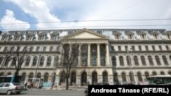 Facultățile umaniste de la Universitatea București au fost primele atacate comuniștii instalați în România de tancurile sovietice. Profesori universitari de renume au fost dați afară de la catedrele de Filofosie, Istorie, Litere. Pentru mulți au urmat închisorile politice. 