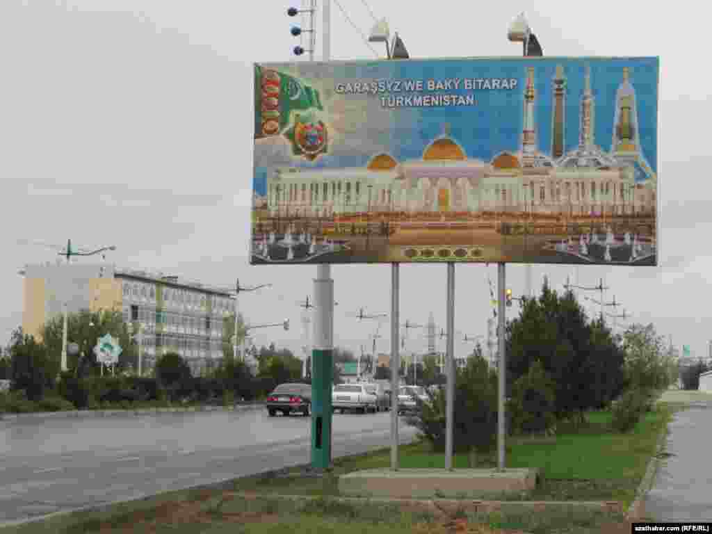 Paýtagtyň dürli künjeklerinde Garaşsyzlygyň şanyna ýerleşdirilen bannerleri görmek bolýar