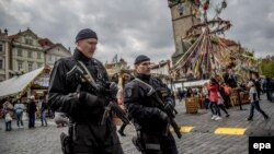 Praga gözegçilik edýän polisiýa ofiserleri