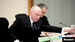 Anders Behring Breivik məhkəmədə, arxiv fotosu