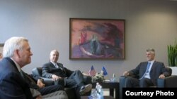 Kryeministri Hashim Thaci takon kongresistet ameirkane, Robert Aderholf, Bob McEwen dhe Trent Walters, Prishtinë, 26 maj, 2013