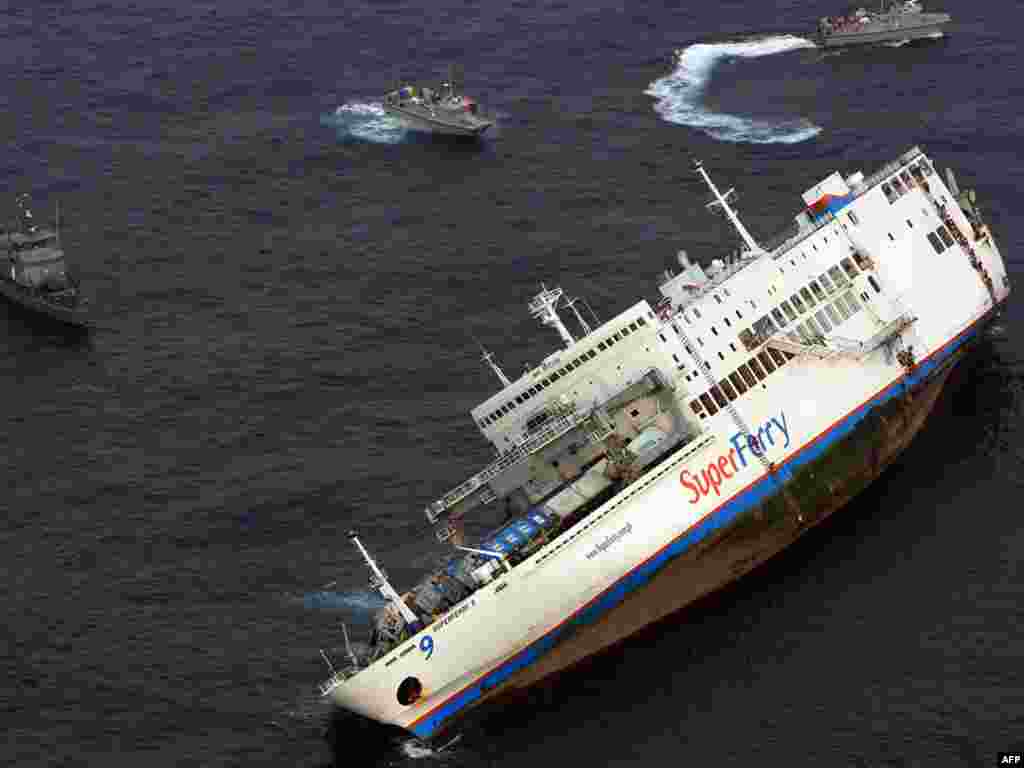 По меньшей мере 9 человек погибли при крушении парома "Суперферри 9" у берегов Филиппин