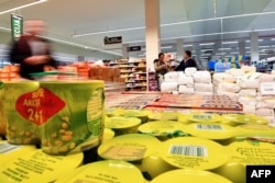 U trgovinama je najviše poskupjelo ulje, koje je sa cijene od 2,9 konvertibilne marke u pojedinim trgovinama došlo na 3,8 marke (na fotografiji detalj iz jedne od trgovina u Sarajevu)
