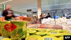 Ekonomski analitičar Damir Miljević ističe da je BiH jedna od rijetkih zemalja u regionu koja ne preduzima ništa u smislu sanacije posljedica inflacije i drastičnog poskupljenja energenata i roba (na fotografiji: kupci u sarajevskom supermarketu, 14. mart 2020.)