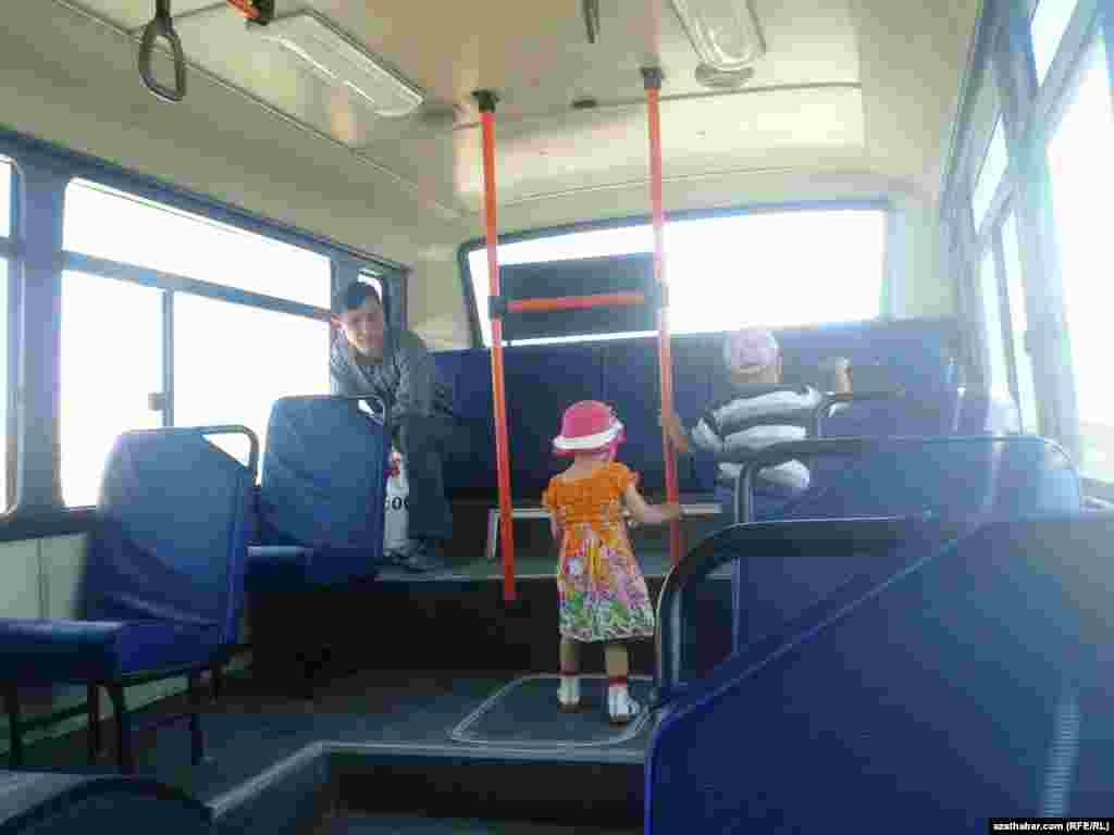 Awtobusyň içindäki çagalar