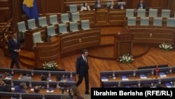 Kreu i LVV-së, Albin Kurti, duke hyrë në sallën plenare më 6 gusht para nisjes së seancës konstituive. 