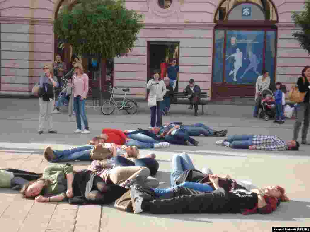 Srbija - Akcija "Padni mrtav" za bezbjednost Novog Sada, 18. septembar 2013. FotoRSE / Norbert Sinković 