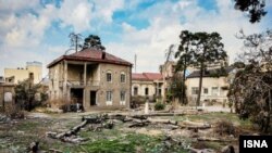 مساحت خانه «دایی جان ناپلئون» در زمان قاجار بیشتر از حال حاضر بوده و ساختمان‌های آن به مرور زمان تخریب شده است. 