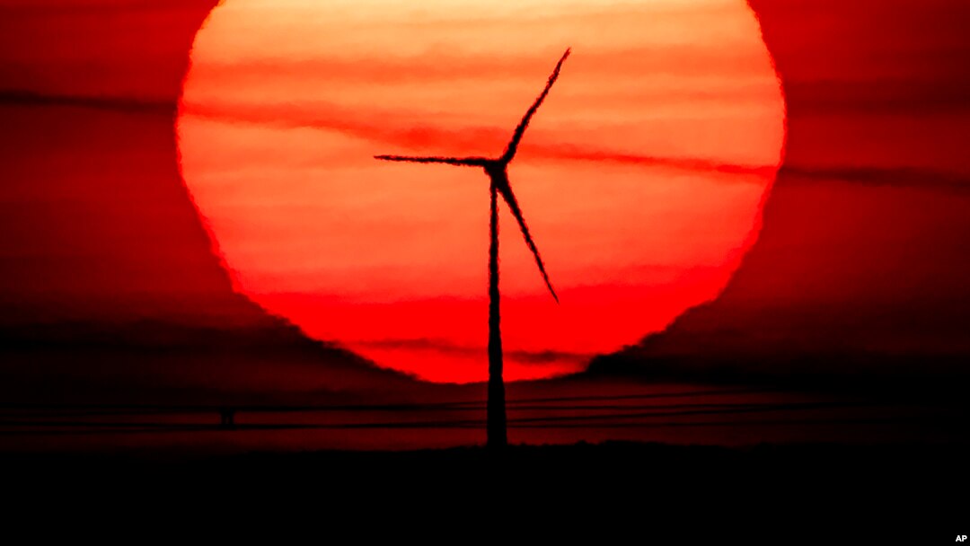 Almaniyanın Frankfurt şəhərində külək turbini.
