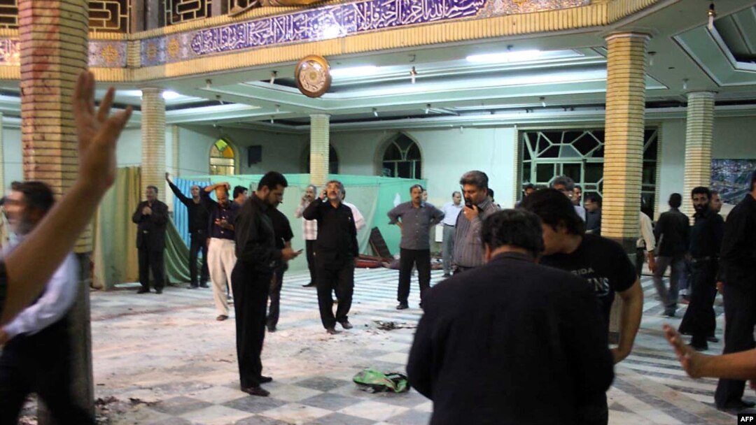 ماموران امنیتی در مسجد علی بن ابی طالب پس از انفجار