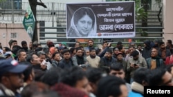 عکس خالده ضیا در میان هوادارانش 