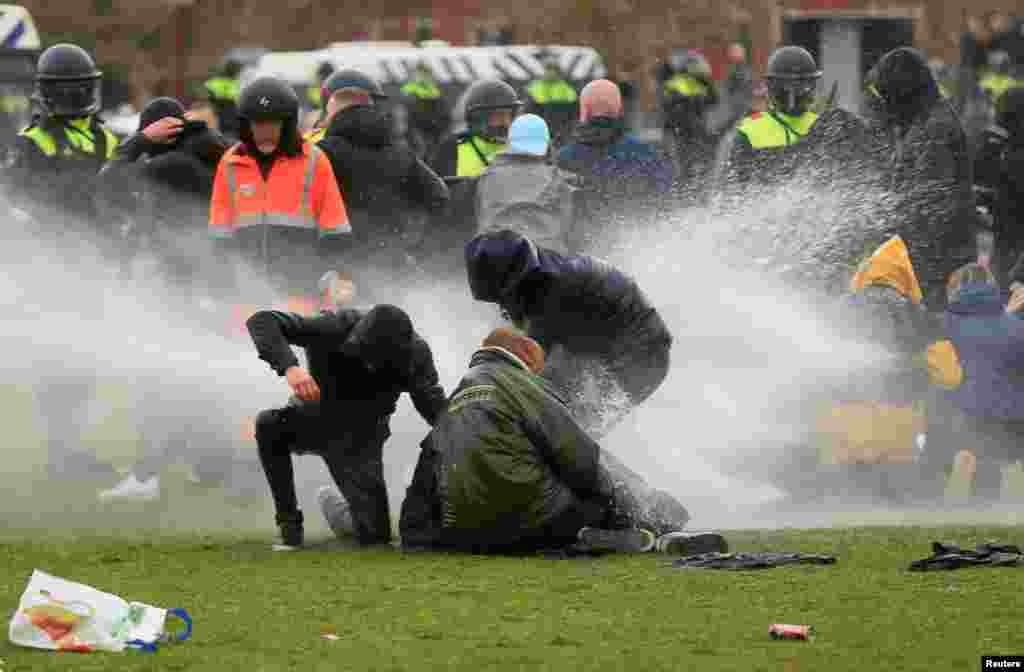 Policia në Amsterdam përdori topa uji për të shpërndarë protestuesit.&nbsp;