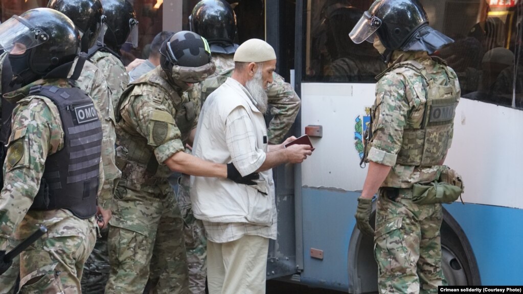 Сотрудники ОМОН задерживают и досматривают крымского татарина у здания ФСБ. Он &ndash; один из тех, кто 4 сентября пришел к зданию ФСБ, чтобы узнать о судьбе похищенных в ходе обысков 3-4 сентября крымских татар