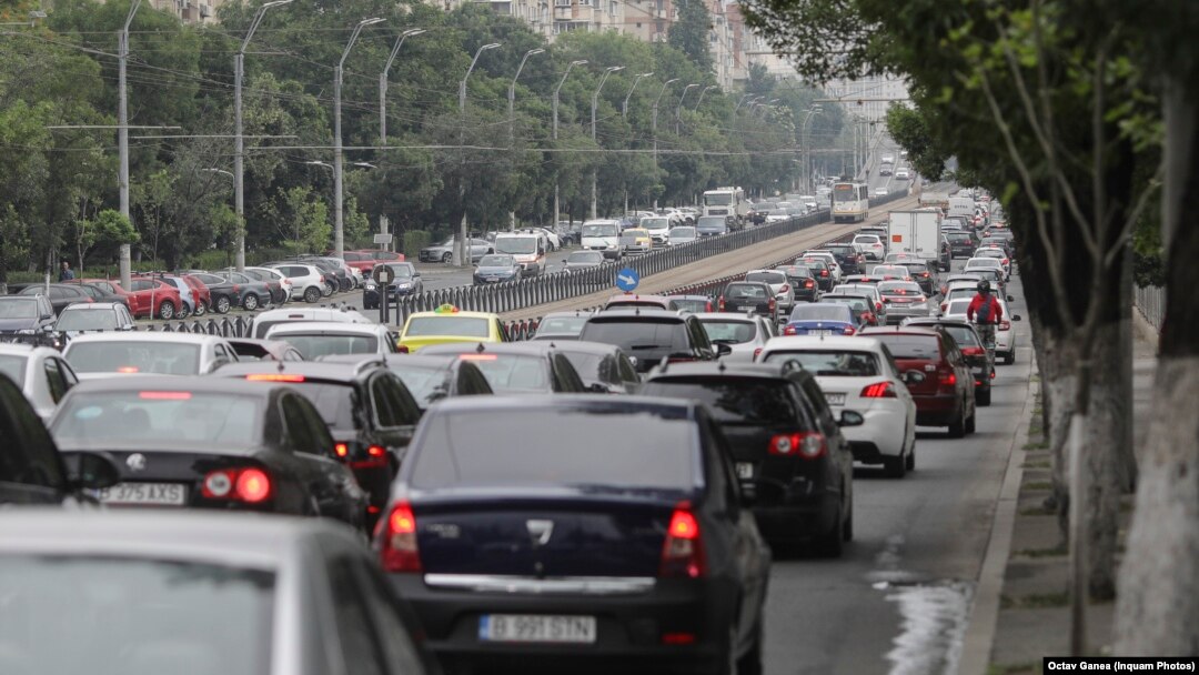 Autoritatea pentru Supraveghere Financiară propune plafonarea, pentru șase luni, a prețului la asigurările auto. Imagine generică cu traficul din București 