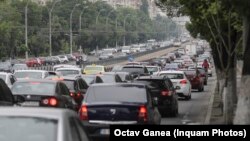 Autoritatea pentru Supraveghere Financiară propune plafonarea, pentru șase luni, a prețului la asigurările auto. Imagine generică cu traficul din București 