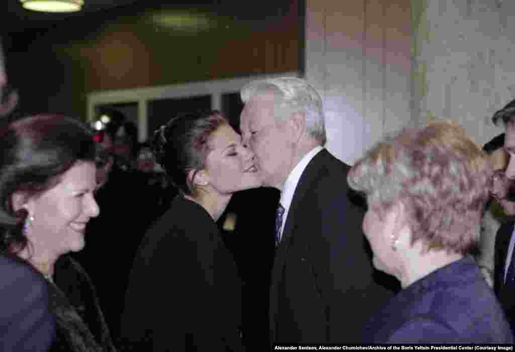 Ельцин 1997 жылы Швецияға барған сапарында осы елдегі тақ мұрагері Виктория ханшайымның бетінен сүйіп тұр.