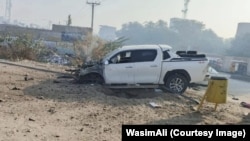 په بنو کې د پاکستان تحریک انصاف مخکښ فدا وزیر موټر تر چاودنې وروسته ولاړ دی.