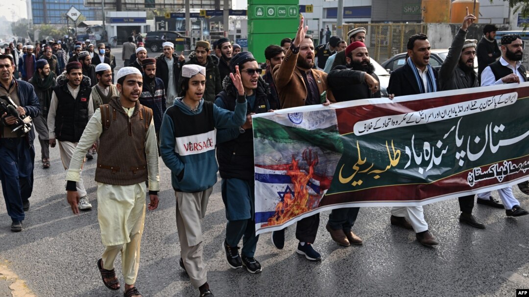 Activiști și tineri din organizația Muslim Talba Mahaz (MTM) țin un banner și strigă sloganuri în timpul unui protest față de atacul aerian iranian împotriva țării lor, la Islamabad, Pakistan, 18 ianuarie 2024.