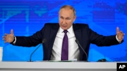 На пресконференції 23 грудня він вчергове заявив, що Росія нібито не є стороною війни на Донбасі, а лише «посередницею»