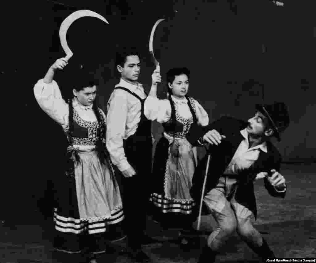 Танцевальный ансамбль с мрачной эстетикой коммунизма. Выступление снято в 1959 году. &nbsp;
