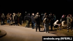 Журналісты чакаюць вызваленых з беларускіх турмаў палітвязьняў. Вільня, 19 сакавіка 2026 году 