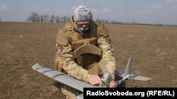 Безпілотники широко застосовуються усіма сторонами конфлікту на Донбасі (на фото - український військовий)