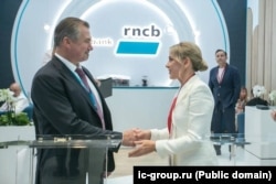 Председатель правления РНКБ Михаил Якунин и гендиректор АО «АйСи Инвест» Екатерина Белоусова подписали меморандум о сотрудничестве в рамках Санкт-Петербургского международного экономического форума, июнь 2024 года