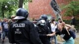 Poliția germană reținând participanți la un protest împotriva restricțiilor pandemice impuse de guvern, Berlin, 1 august 2021