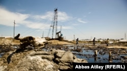 Bakının Balaxanı qəsəbəsində neft buruqları ətrafında oynayan uşaqlar.