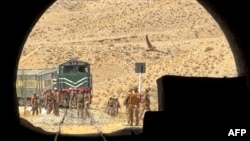 امنیتي سرتېري به بلوچستان کې پر اورګاډي تر برید وروسته د سیمې جاج اخلي - د ۲۰۲۵ز کال د مارچ ۱۵مې انځور. 