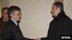 პეტერ სემნები ოპოზიციის წარმომადგენლებს ხვდება