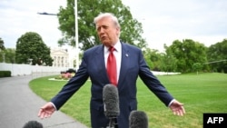 Američki predsjednik Donald Trump razgovara s novinarima ispred Bijele kuće 8. maja.