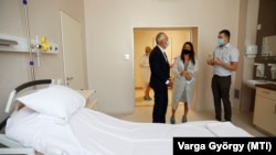 A fideszes Szita Károly polgármester (b) és Novák Katalin tárca nélküli miniszter a kaposvári kórházban, 2021. július 8-án. 
