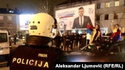 Policija i pristalice Demokratskog fronta ispred izbornog štaba koalicije "Za budućnost Nikšića"