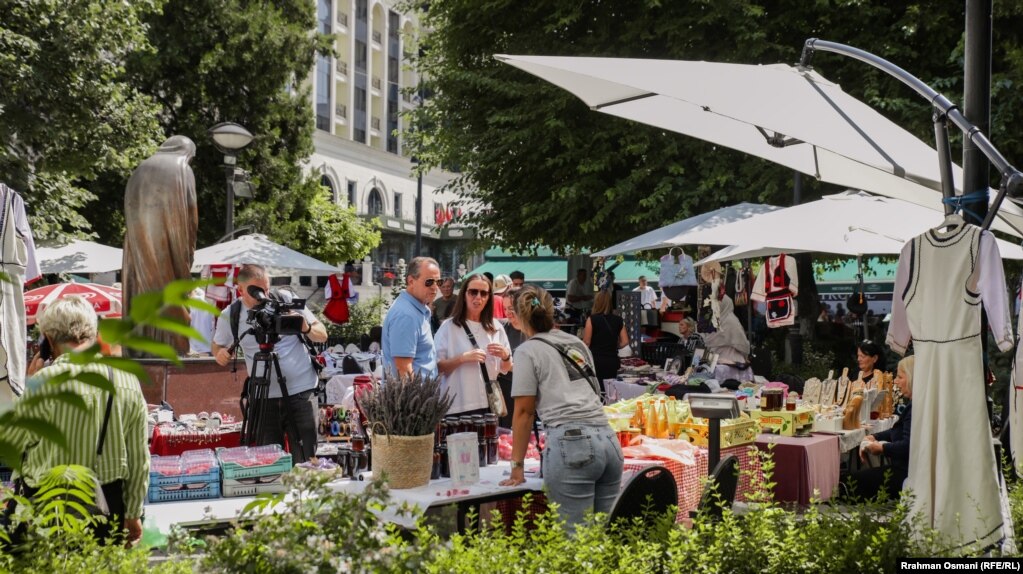 Çdo verë, Kosova përjeton një fluks të madh të bashkatdhetarëve që kthehen për pushime. Sipas të dhënave të regjistrimit të fundit të popullsisë, të realizuar nga Agjencia e Statistikave të Kosovës më 2024, rreth 550 mijë qytetarë të Kosovës jetojnë në diasporë, kryesisht në Gjermani, Zvicër, Francë dhe Austri.