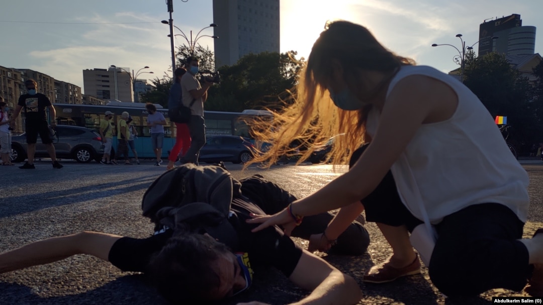 Activiști civici s-au adunat în Piața Victoriei, în fața MAI și la Cotroceni, pentru a marca momentul 10 august 2018, când jandarmii au acționat asupra manifestanților cu o forță disproportionată.