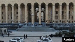 70 000 ლარიდან 45 000 ლარი ჩამსხვრეული ფანჯრების აღსადგენად დაიხარჯება, ნაწილი - „კონდიცირების დანადგარის“ შესყიდვისათვის.