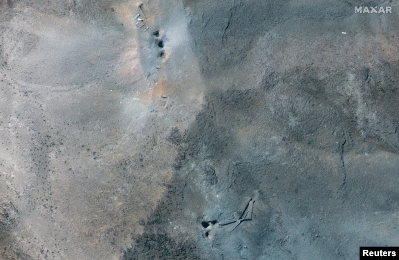 Vrimat e shkaktuara nga bombat për shkatërrimin e bunkerëve që u hodhën nga bombarduesit B-2 në kompleksin nëntokësor bërthamor, Fordo, në afërsi të Komit në Iran.