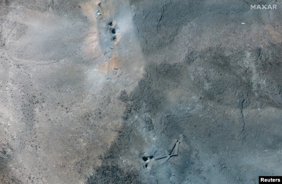 Vrimat e shkaktuara nga bombat për shkatërrimin e bunkerëve që u hodhën nga bombarduesit B-2 në kompleksin nëntokësor bërthamor, Fordo, në afërsi të Komit në Iran.