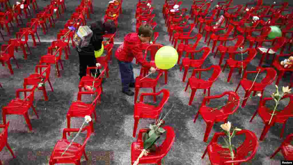 Bosna i Hercegovina - Obilježavanje 20-te godišnice rata u BiH, simbolično predstavljanje crvenim stolicama 11.541 civila ubijenog u Sarajevu, 6. april 2012. Foto: Reuters / Dado Ruvić