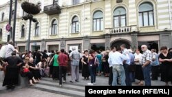 Несмотря на рекомендации международных финансовых институтов и экспертов, власти так и не решились секвестрировать бюджет, предложив его несколько видоизмененный первоначальный вариант