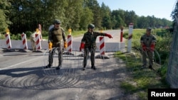 Lithuanian forces install razor wire on the border crossing with Belarus in Sumskas on August 18.