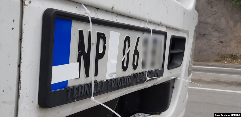 Bele nalepnice na državnim simbolima na tablicama automobila na graničnom prelazu Jarinje, 4 oktobra 2021.