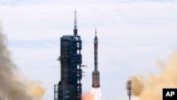 Пуск ракеты "Чанчжэн-2F" с космодрома Цзюцюань 
